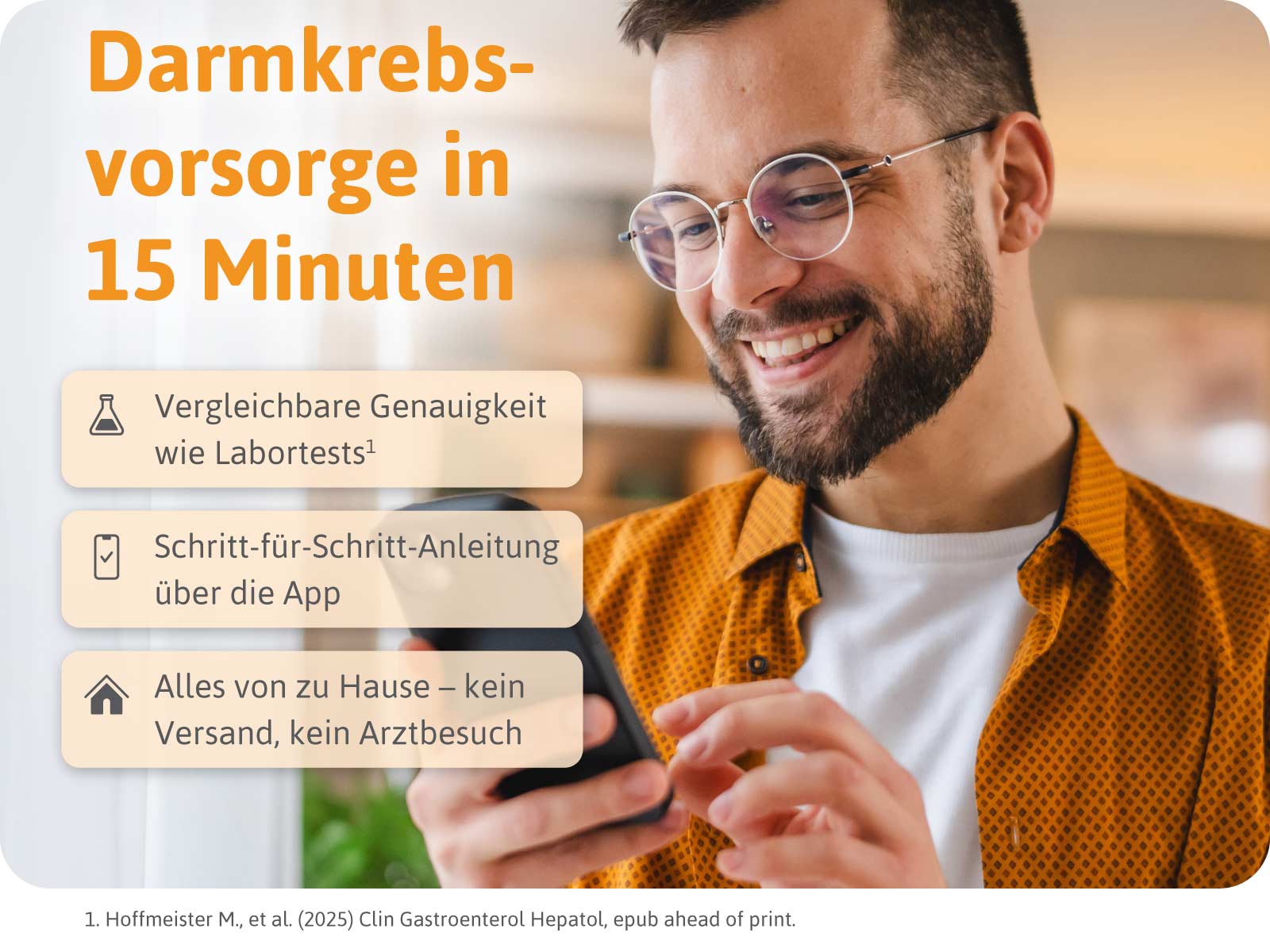 Bild-Text mit einer Person, die ein Smartphone haelt und laechelt, sowie Vorteilen der Darmkrebsvorsorge durch einen FIT-Selbsttest, wie der Auswertung in 15 Minuten und der Durchfuehrung von zu Hause.